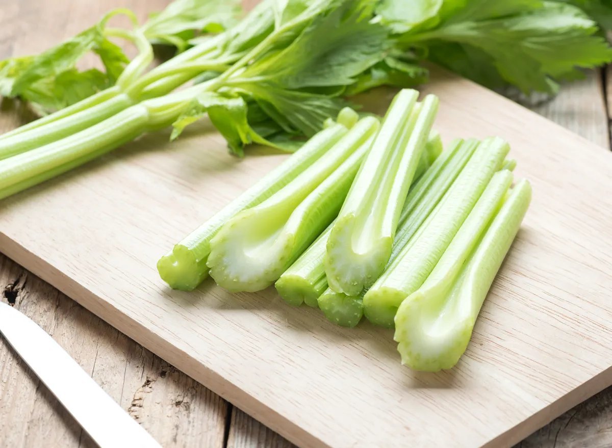 Pravi celer stalks on a wooden cutting board